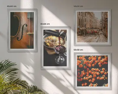 Billedvæg over sofa med vintage motiv af blomster, gade, vin og violin