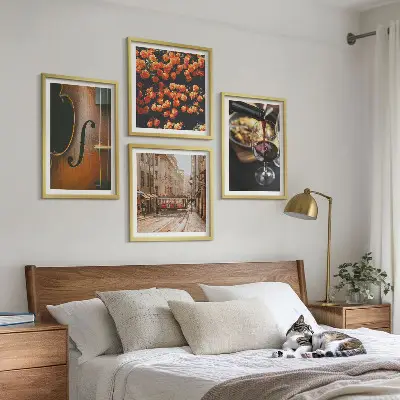 Billedvæg over sofa med vintage motiv af blomster, gade, vin og violin
