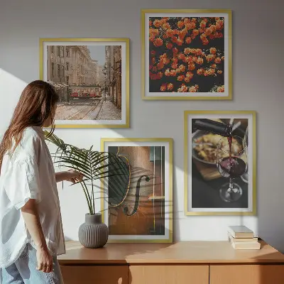 Billedvæg over sofa med vintage motiv af blomster, gade, vin og violin