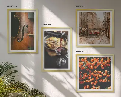 Billedvæg over sofa med vintage motiv af blomster, gade, vin og violin