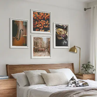 Billedvæg over sofa med vintage motiv af blomster, gade, vin og violin