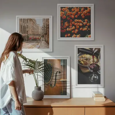 Billedvæg over sofa med vintage motiv af blomster, gade, vin og violin