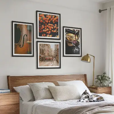Billedvæg over sofa med vintage motiv af blomster, gade, vin og violin