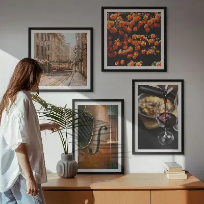 Billedvæg over sofa med vintage motiv af blomster, gade, vin og violin