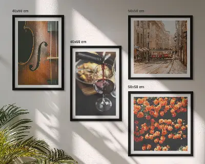Billedvæg over sofa med vintage motiv af blomster, gade, vin og violin