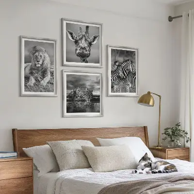 Billedvæg over sofa med motiver af løve, jaguar, giraf og zebraer