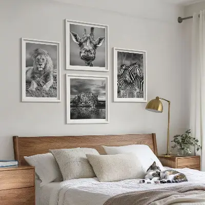 Billedvæg over sofa med motiver af løve, jaguar, giraf og zebraer