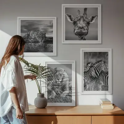 Billedvæg over sofa med motiver af løve, jaguar, giraf og zebraer