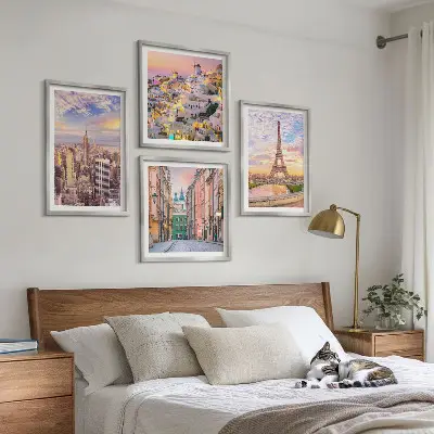 Billedvæg over sofa New York, Paris, Oia og Warszawa i tusmørke