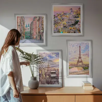 Billedvæg over sofa New York, Paris, Oia og Warszawa i tusmørke