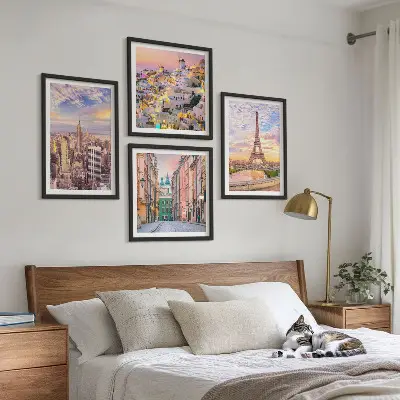 Billedvæg over sofa New York, Paris, Oia og Warszawa i tusmørke