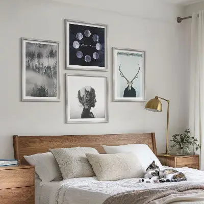 Billedvæg over sofa med motiv af skov, tåge, måne, kranium og kvinde