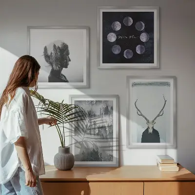 Billedvæg over sofa med motiv af skov, tåge, måne, kranium og kvinde