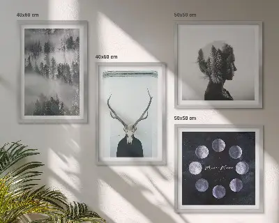 Billedvæg over sofa med motiv af skov, tåge, måne, kranium og kvinde