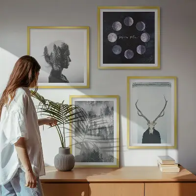 Billedvæg over sofa med motiv af skov, tåge, måne, kranium og kvinde