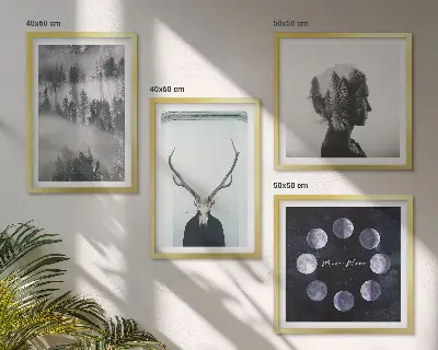 Billedvæg over sofa med motiv af skov, tåge, måne, kranium og kvinde