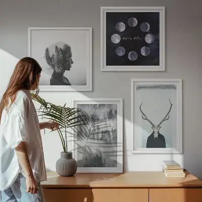 Billedvæg over sofa med motiv af skov, tåge, måne, kranium og kvinde
