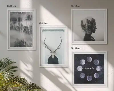 Billedvæg over sofa med motiv af skov, tåge, måne, kranium og kvinde