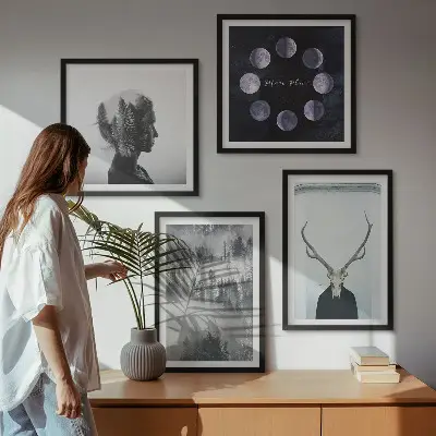 Billedvæg over sofa med motiv af skov, tåge, måne, kranium og kvinde