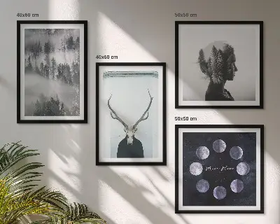 Billedvæg over sofa med motiv af skov, tåge, måne, kranium og kvinde