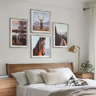 Billedvæg over sofa med bjerglandskaber, rensdyr og heste