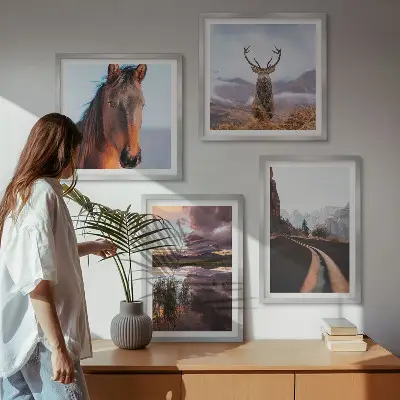 Billedvæg over sofa med bjerglandskaber, rensdyr og heste