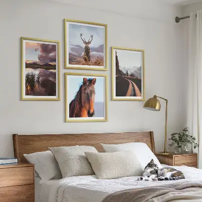 Billedvæg over sofa med bjerglandskaber, rensdyr og heste