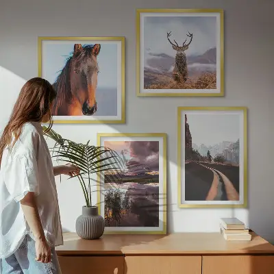Billedvæg over sofa med bjerglandskaber, rensdyr og heste