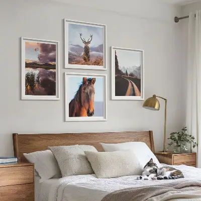 Billedvæg over sofa med bjerglandskaber, rensdyr og heste
