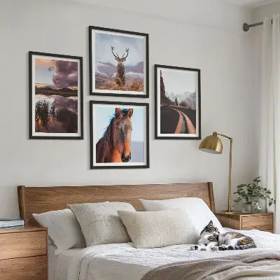 Billedvæg over sofa med bjerglandskaber, rensdyr og heste