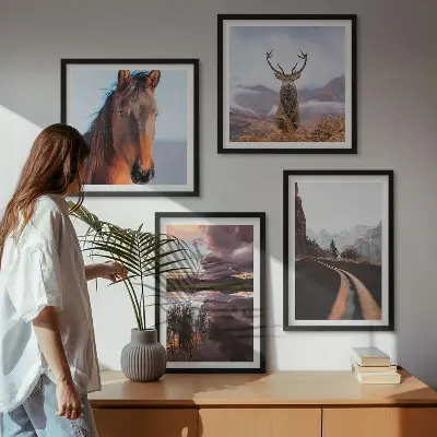 Billedvæg over sofa med bjerglandskaber, rensdyr og heste