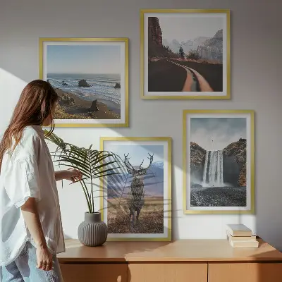 Billedvæg over sofa med bjerglandskaber, vandfald, hjorte og strande