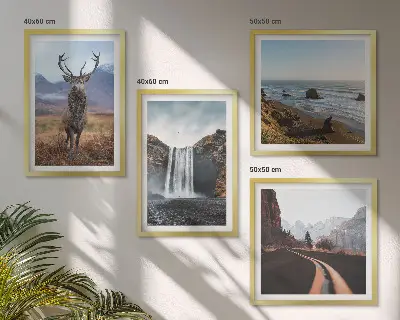 Billedvæg over sofa med bjerglandskaber, vandfald, hjorte og strande
