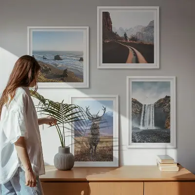Billedvæg over sofa med bjerglandskaber, vandfald, hjorte og strande