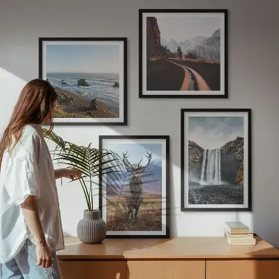 Billedvæg over sofa med bjerglandskaber, vandfald, hjorte og strande