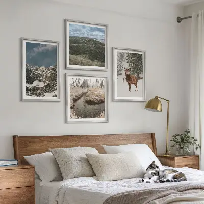 Billedsæt med ramme landskab med bjerge, sne, hjorte og skov