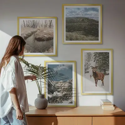 Billedsæt med ramme landskab med bjerge, sne, hjorte og skov
