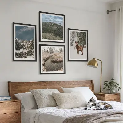 Billedsæt med ramme landskab med bjerge, sne, hjorte og skov