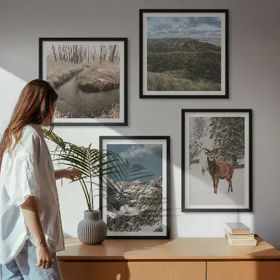 Billedsæt med ramme landskab med bjerge, sne, hjorte og skov
