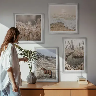 Billedvæg over sofa med motiv af heste i et landskab med søgræs og skov