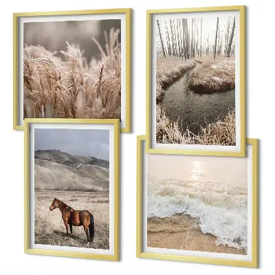 Billedvæg over sofa med motiv af heste i et landskab med søgræs og skov
