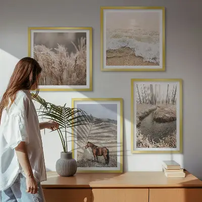 Billedvæg over sofa med motiv af heste i et landskab med søgræs og skov