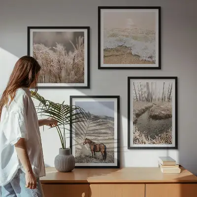 Billedvæg over sofa med motiv af heste i et landskab med søgræs og skov