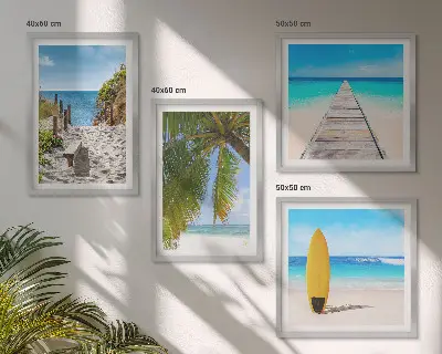 Billedvæg over sofa med motiv af ferieudsigt over strand og palmer