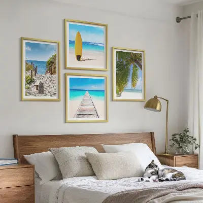 Billedvæg over sofa med motiv af ferieudsigt over strand og palmer