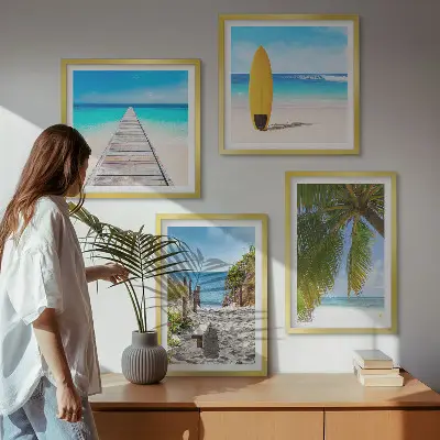 Billedvæg over sofa med motiv af ferieudsigt over strand og palmer