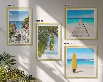 Billedvæg over sofa med motiv af ferieudsigt over strand og palmer