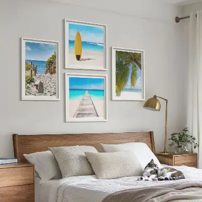 Billedvæg over sofa med motiv af ferieudsigt over strand og palmer