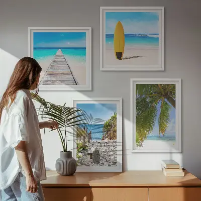 Billedvæg over sofa med motiv af ferieudsigt over strand og palmer
