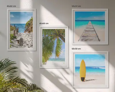 Billedvæg over sofa med motiv af ferieudsigt over strand og palmer